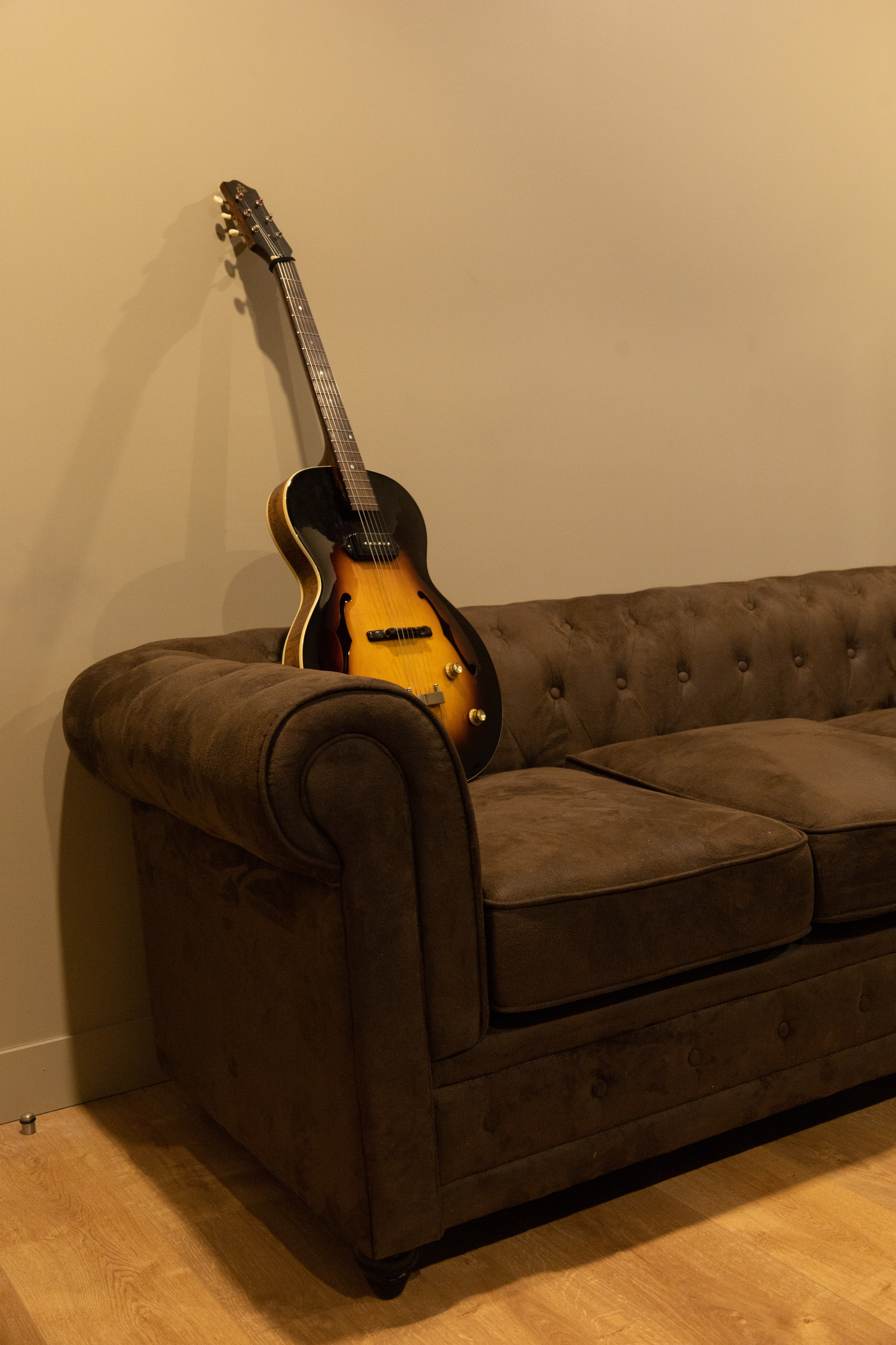 guitare électrique sur un canapé